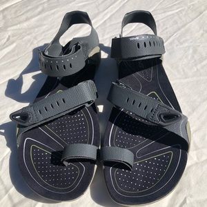 Teva Zilch sandals women’s size 7.5